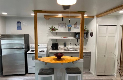 Grove Apartment | Waterfront 2 Bedroom/Duplex G/Newly Remodeled