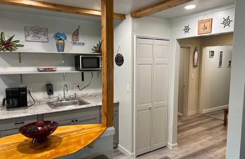 Grove Apartment | Waterfront 2 Bedroom/Duplex G/Newly Remodeled