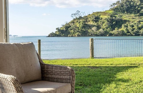 Pataua House | Waterfront 3-bedroom house + 3 bedroom cabin in beautiful Pataua South with WiFi