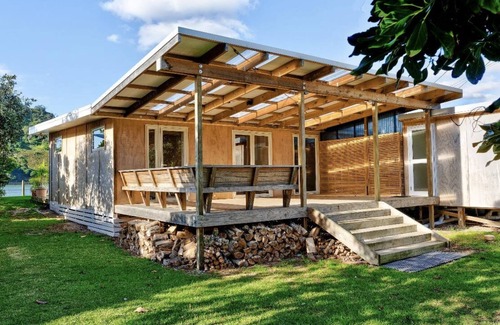 Pataua House | Waterfront 3-bedroom house + 3 bedroom cabin in beautiful Pataua South with WiFi