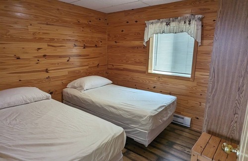 Roseneath Cabin | Waterfront 3 bedrooms Cottage on Rice lake