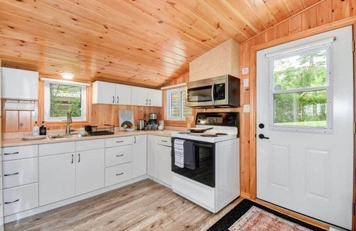 Havelock-Belmont-Methuen House | Waterfront 3-Bedroom Cottage with Hot Tub, Fire Pit, Kayaks
