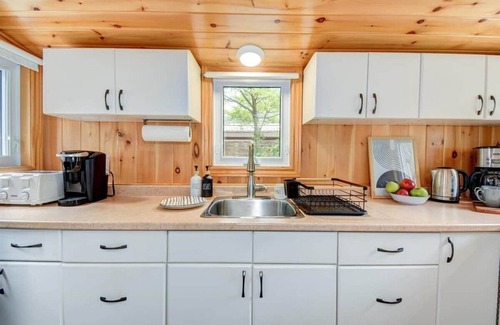 Havelock-Belmont-Methuen House | Waterfront 3-Bedroom Cottage with Hot Tub, Fire Pit, Kayaks