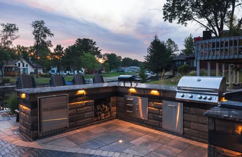 Mauston House | Waterfront 3BR | Hot Tub | Castle Rock