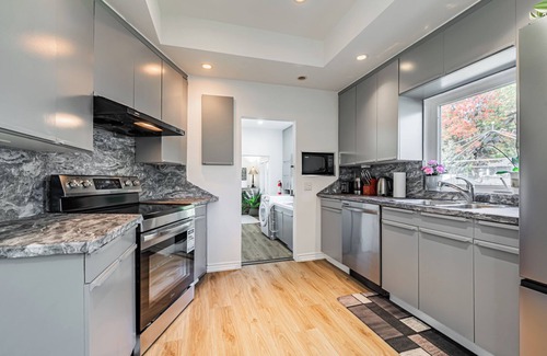 Port Credit House | Waterfront 4BR Bungalow by Lake in Port Credit, Mississauga close to Airport