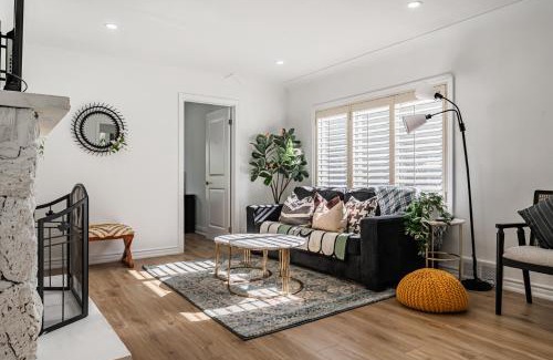 Streetsville House | Waterfront 4BR Bungalow by LAKE near GO TRAIN and Toronto Airport