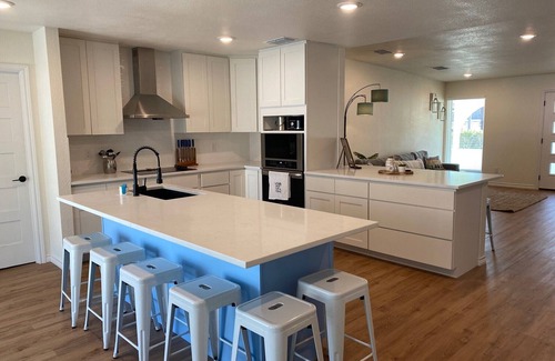 Kingsland House | Waterfront 5/3 roomy home, constant level Lake LBJ, jet ski ramp & covered porch