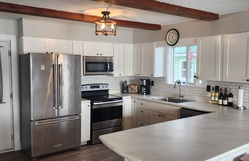 Arcadia House | Waterfront, AC, Newly Remodeled, Kayaks, 4 SUP, Rowboats
