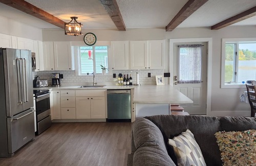 Arcadia House | Waterfront, AC, Newly Remodeled, Kayaks, 4 SUP, Rowboats