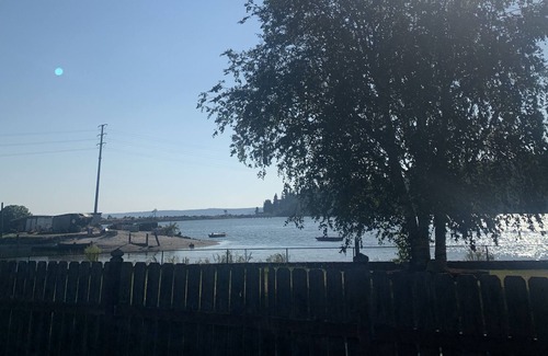 Burley House | Waterfront and Beach access 1 foot outside house!