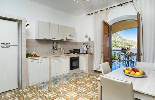 Santa Flavia Apartment | Waterfront apartment with beach access