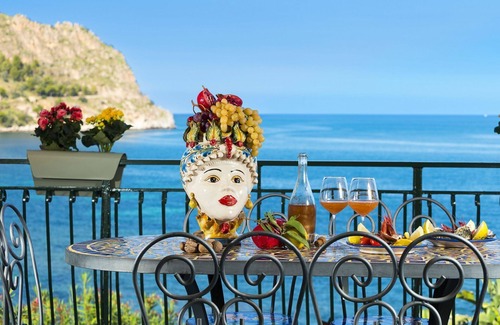 Santa Flavia Apartment | Waterfront apartment with beach access