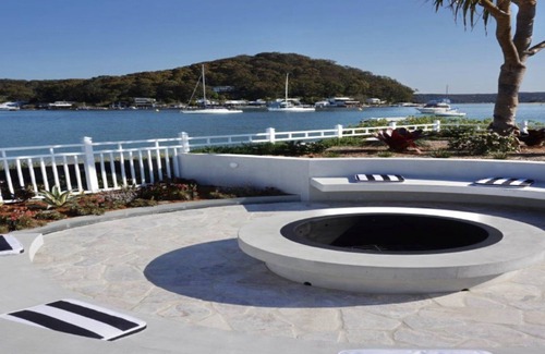 Booker Bay Apartment | Waterfront apartment, stroll to Ettalong