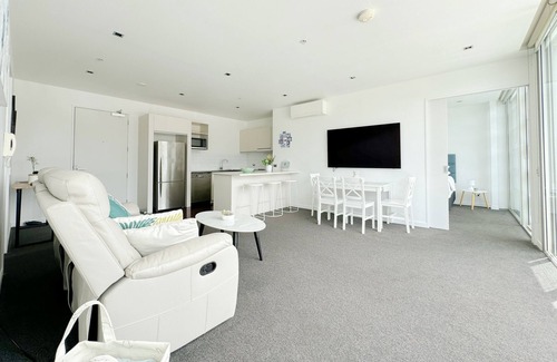 Auckland Central Business District Apartment | Waterfront Apartment with Sky tower & Harbour View