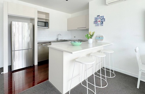 Auckland Central Business District Apartment | Waterfront Apartment with Sky tower & Harbour View