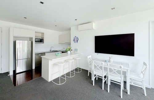 Auckland Central Business District Apartment | Waterfront Apartment with Sky tower & Harbour View