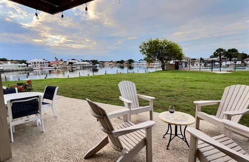 Harbor Oaks Condo | Waterfront Bayhouse condo on Canoe Lake. Three Pools. Boat slip. Tennis.