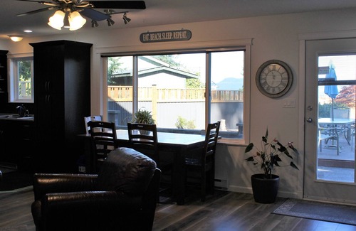 Regional District of Nanaimo House | Waterfront Beach House-🐾 BIKE/HIKE/GOLF