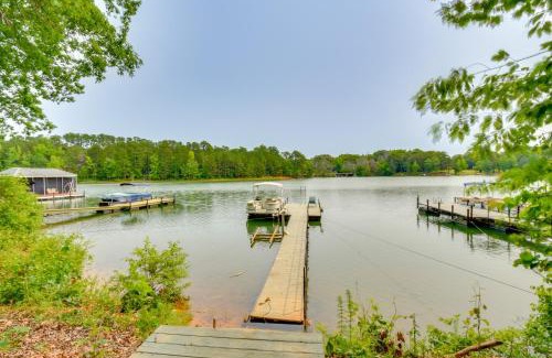 Townville House | Waterfront Cabin with Private Dock on Lake Hartwell!