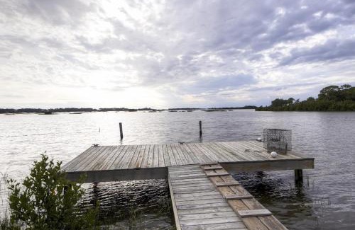 Cedar Key House | Waterfront Cedar Key Duplex Home Grill and Dock!