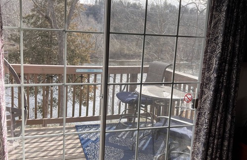 Hollister Condo | Waterfront condo by Lake Taneycomo with loft