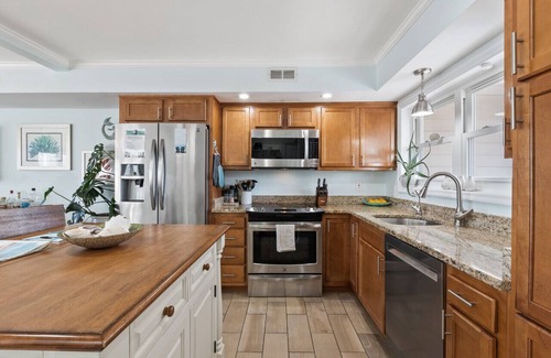 North Carolina Coast Villa | Waterfront Condo: Rosé All Day with Sunset Views