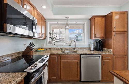 North Carolina Coast Villa | Waterfront Condo: Rosé All Day with Sunset Views