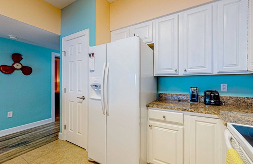 Ono Island Condo | Waterfront condo with beach access, pools, balcony, central AC, & W/D