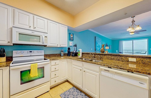 Ono Island Condo | Waterfront condo with beach access, pools, balcony, central AC, & W/D