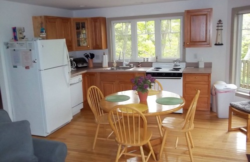 Boothbay Harbor Cottage | Waterfront Cottage! 2 Bedroom, 2 Bath *Walk to Town* 1/2 Mile to the Harbor