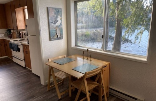 West Hills House | Waterfront! Cozy beach cottage - just 10 min from Seattle ferries!