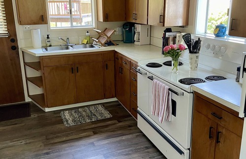 West Hills House | Waterfront! Cozy beach cottage - just 10 min from Seattle ferries!