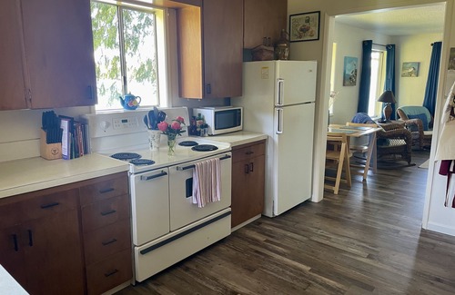 West Hills House | Waterfront! Cozy beach cottage - just 10 min from Seattle ferries!