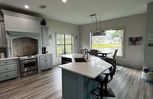 Enchanted Oaks House | Waterfront Dock + Newly Remodeled + Fire Pit/Patio