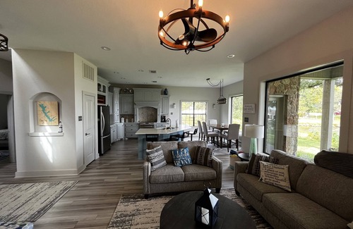 Enchanted Oaks House | Waterfront Dock + Newly Remodeled + Fire Pit/Patio
