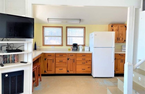 Wellfleet House | Waterfront~Dog Friendly~ Lieutenant's Lodge