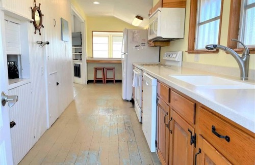Wellfleet House | Waterfront~Dog Friendly~ Lieutenant's Lodge