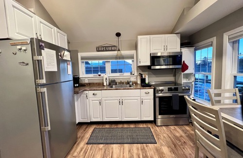 Snug Harbor Cottage | Waterfront East Matunuck Cottage!