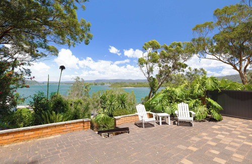 Saratoga House | Waterfront Escape