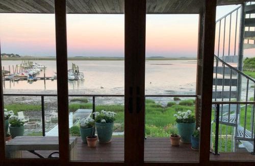 Harbor View - Orient Heights Villa | Waterfront Escape - Close to Airport & Downtown