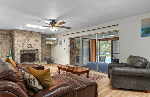 Homosassa House | Waterfront family house on Homosassa River canal with Pool and dock!