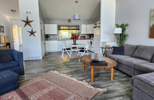 Manitoba Cabin | Waterfront Family Oasis – Comfort & Charm