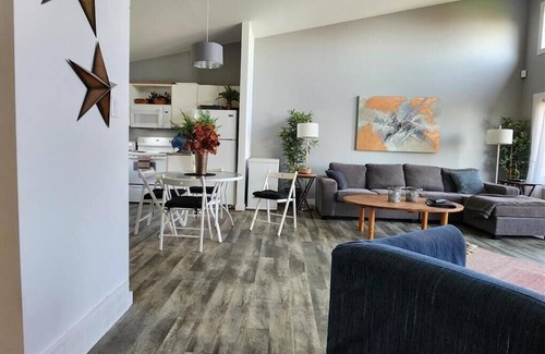 Manitoba Cabin | Waterfront Family Oasis – Comfort & Charm