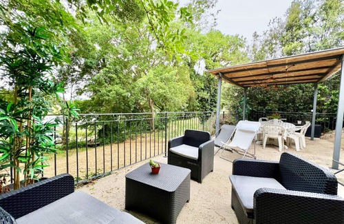 Ecouflant House | Waterfront gîte (meublé de tourisme *), just outside Angers