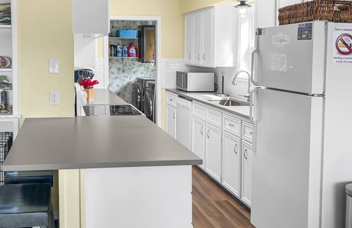 Kingsland House | Waterfront, gorgeous sunsets, sandy beach, dogs allowed.