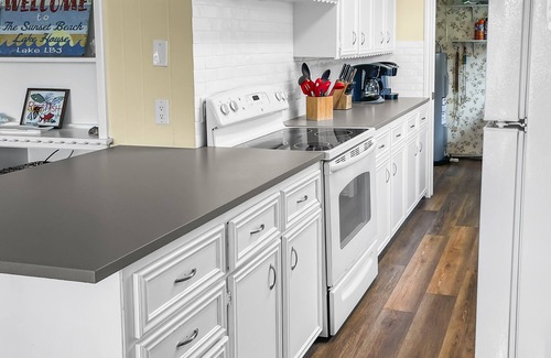 Kingsland House | Waterfront, gorgeous sunsets, sandy beach, dogs allowed.