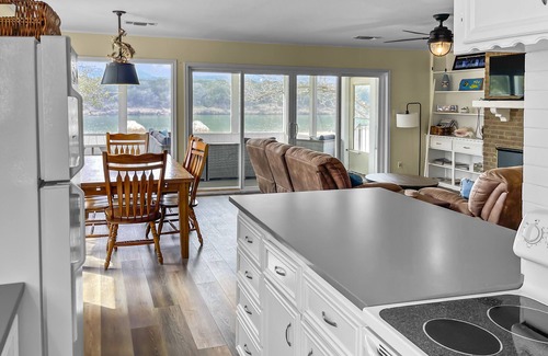 Kingsland House | Waterfront, gorgeous sunsets, sandy beach, dogs allowed.