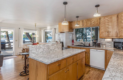 Friday Harbor House | Waterfront! Hot Tub! Dog Friendly! (TSB)