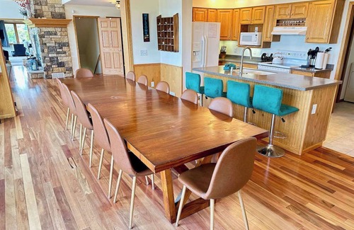 Briggsville House | Waterfront - Hot Tub - 10min to DT - Game Room