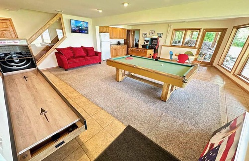Briggsville House | Waterfront - Hot Tub - 10min to DT - Game Room